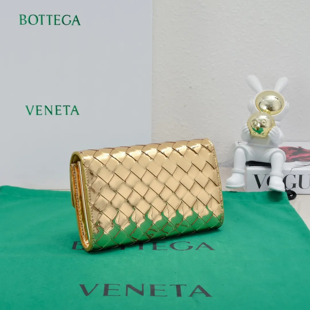 Batch 1160 BV Andiamo clutch wallet is super high-end🤎🤎How come the long clutch bag is so exquisite~ The braided style bag surface paired with all-copper hardware is really warm and high-end. The bag body is super light and can be grabbed easily! It can store a lot of small items and large mobile phones ~ very practical for daily use. Style number: 1504 Size: 19*11.5*3